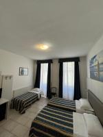 A bed or beds in a room at Hotel Alessander