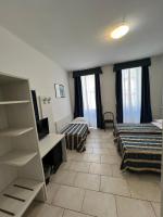 A bed or beds in a room at Hotel Alessander