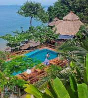 Bazén v ubytování Koh Jum Resort nebo v jeho okolí