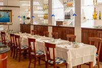 ein Restaurant mit weißen Tischen und Stühlen und einer Bar in der Unterkunft Melia Cala d'Or Boutique Hotel in Cala d´Or