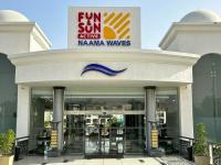 Un edificio con un cartel en el frente. en Fun &amp; Sun Naama Waves, en Sharm El Sheikh