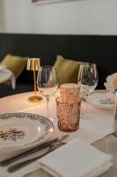 uma mesa com pratos e copos de vinho em Casa Amor Olhão em Olhão