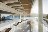 uma casa de vidro com vista para o oceano em Mykonos Pantheon em Kalo Livadi