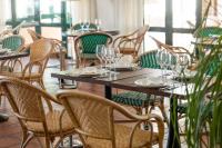 een groep tafels en stoelen met wijnglazen erop bij Hotel Sa Punta - Adults Only fr13 in Begur