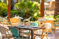 een groep tafels en stoelen op een patio bij Hotel Sa Punta - Adults Only fr13 in Begur