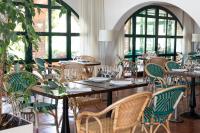 een restaurant met tafels, stoelen en ramen bij Hotel Sa Punta - Adults Only fr13 in Begur