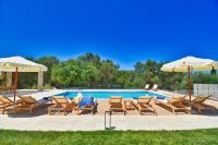 un grupo de sillas y sombrillas junto a una piscina en Minerva Estate Corfu, en Alepochórion