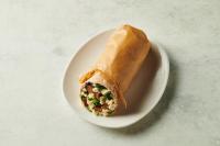 Un sándwich en un plato blanco sobre una mesa. en Holiday Inn Miami-Doral Area by IHG, en Miami