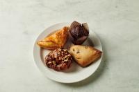 un plato de pasteles y magdalenas en una mesa en Holiday Inn Miami-Doral Area by IHG, en Miami