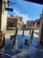 ベルナルにあるCentenario Los Arroyitosの脚の彫像が乗ったワイングラス2つが置かれたテーブル