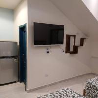 TV a/nebo společenská místnost v ubytování Ground floor Studio - 5 mins to Beach!