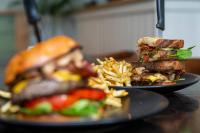 dos platos de comida con un sándwich y papas fritas en Australian Hotel Motel Yass, en Yass