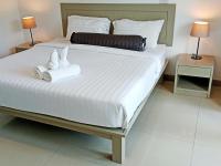 Ein Bett oder Betten in einem Zimmer der Unterkunft Ampha Place Hotel