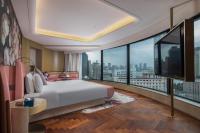 Blossom House Shanghai On The Bundにあるベッド