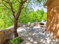 Vonkajšia záhrada v ubytovaní Authentic stone house on the mountain Velebit