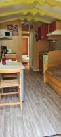 Kuchnia lub aneks kuchenny w obiekcie Les Chalets de Labeaume