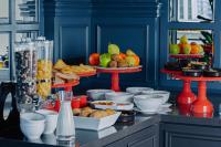 バトゥミにあるTapis Rouge Design Boutique Hotelの料理やその他の食べ物が並んだビュッフェ