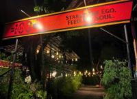 Et logo, certifikat, skilt eller en pris der bliver vist frem på Cafe Moto Hostel