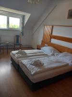 Łóżko lub łóżka w pokoju w obiekcie Hotel Familia
