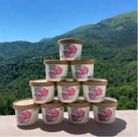 PiedicroceにあるLe Refuge Orezzaの山を背景に積み重ねられたカップ