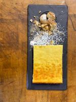 PiedicroceにあるLe Refuge Orezzaの木製のテーブルの黒皿