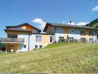 una casa grande en la cima de una colina con césped en Zeffererhof, en Schladming