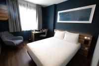 Cama o camas de una habitación en Travelodge Madrid Metropolitano