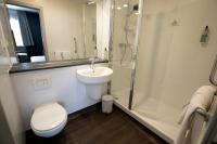 Un baño de Travelodge Madrid Metropolitano