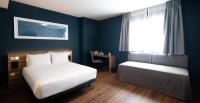 Cama o camas de una habitación en Travelodge Madrid Metropolitano