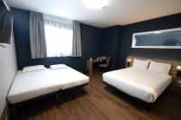 Cama o camas de una habitación en Travelodge Madrid Metropolitano