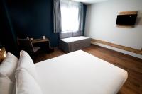 Cama o camas de una habitación en Travelodge Madrid Metropolitano