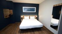 Cama o camas de una habitación en Travelodge Madrid Metropolitano