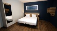 Cama o camas de una habitación en Travelodge Madrid Metropolitano
