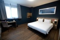 Cama o camas de una habitación en Travelodge Madrid Metropolitano