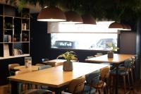 Un restaurante o sitio para comer en Travelodge Madrid Metropolitano