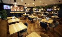 Un restaurante o sitio para comer en Travelodge Madrid Metropolitano