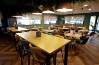 Un restaurante o sitio para comer en Travelodge Madrid Metropolitano