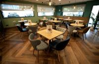 Un restaurante o sitio para comer en Travelodge Madrid Metropolitano