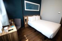 Cama o camas de una habitación en Travelodge Madrid Metropolitano