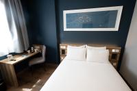 Cama o camas de una habitación en Travelodge Madrid Metropolitano