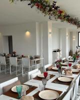 Un comedor con una mesa larga y sillas. en Masseria Iole, en Corazzello