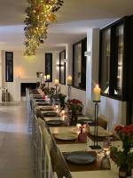 Un comedor largo con una mesa larga con sillas. en Masseria Iole, en Corazzello