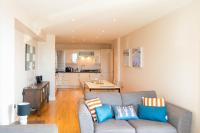 Kuchyň nebo kuchyňský kout v ubytování 2-bedroom Apartment - Fistral Beach