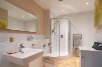 Koupelna v ubytování 2-bedroom Apartment - Fistral Beach