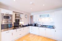 Kuchyň nebo kuchyňský kout v ubytování 2-bedroom Apartment - Fistral Beach
