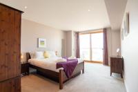 Postel nebo postele na pokoji v ubytování 2-bedroom Apartment - Fistral Beach