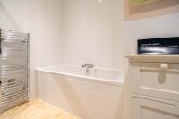 TV a/nebo společenská místnost v ubytování 2-bedroom Apartment - Fistral Beach