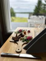 un tavolo di legno con un coltello e del cibo sopra di Aateli Lakeside Chalets - former Vuokatti Suites a Vuokatti