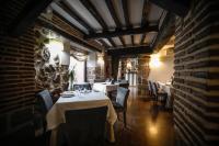een restaurant met tafels en stoelen en een bakstenen muur bij Hacienda la Coracera in San Martín de Valdeiglesias