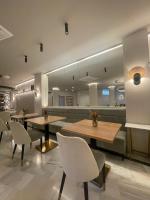 Un restaurante con mesas y sillas en una sala. en Zarú Hotel Boutique, en Mocejón